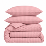 Premium satīns „Seashell Pink Stripe Sateen“. Mako satīna gultas veļa, 140x200 cm, 150x200 cm, 160x200 cm, 180x200 cm, 200x200 cm, 200x220 cm, 220x240 cm. Rozā koraļkrāsas svītrains gultas veļas komplekts maigos noskaņas interjerā Premium satīns „Seashell Pink Stripe Sateen“. Mako satīna gultas veļa, 140x200 cm, 150x200 cm, 160x200 cm, 180x200 cm, 200x200 cm, 200x220 cm, 220x240 cm. Rozā koraļkrāsas svītrains gultas veļas komplekts maigos noskaņas interjerā