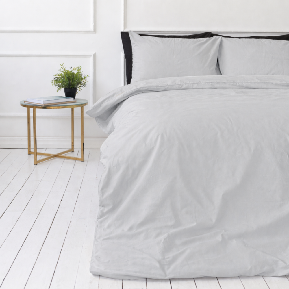 Satīna palags ar gumiju „Silvara“. Gultas veļas komplekti 150x200, 140x200 cm, 150x200 cm, 160x200 cm, 180x200 cm, 200x200 cm, 200x220 cm, 220x240 cm. Maigi pelēks moderns gultas veļas komplekts bez raksta