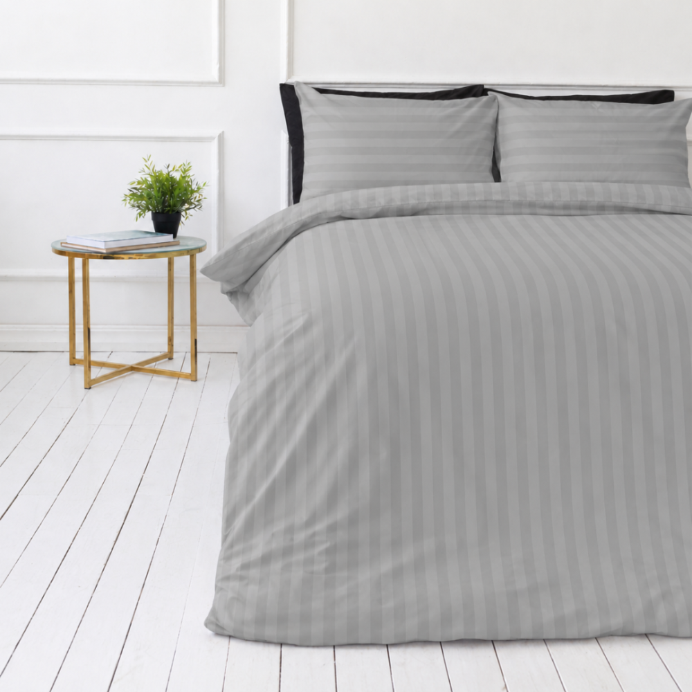 Premium satīns „Silver Stripe Sateen“. Gultas veļas komplekti 150x200, 140x200 cm, 150x200 cm, 160x200 cm, 180x200 cm, 200x200 cm, 200x220 cm, 220x240 cm. Pelēks svītrains gultas veļas komplekts ar maigu satīna efektu