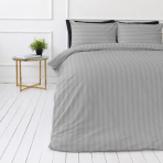 Premium satīns „Silver Stripe Sateen“. Gultas veļas komplekti 150x200, 140x200 cm, 150x200 cm, 160x200 cm, 180x200 cm, 200x200 cm, 200x220 cm, 220x240 cm. Pelēks svītrains gultas veļas komplekts ar maigu satīna efektu