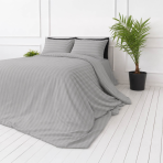 Premium satīns „Silver Stripe Sateen“. Gultas veļas komplekti 150x200, 140x200 cm, 150x200 cm, 160x200 cm, 180x200 cm, 200x200 cm, 200x220 cm, 220x240 cm. Gaiši pelēka gultas veļa ar elegantām tonālām svītrām