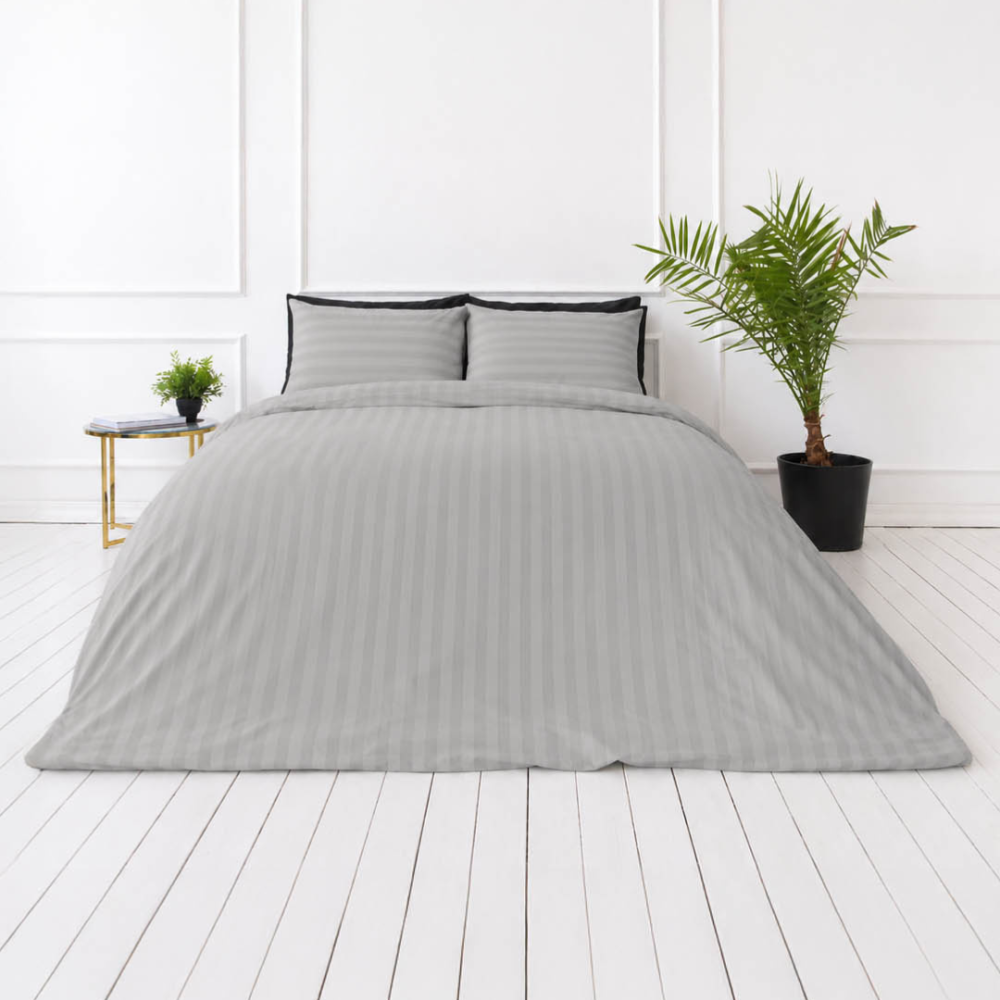 Premium satīns „Silver Stripe Sateen“. Gultas veļas komplekti 150x200, 140x200 cm, 150x200 cm, 160x200 cm, 180x200 cm, 200x200 cm, 200x220 cm, 220x240 cm. Gaiši pelēka toņa gultas veļas komplekts ar smalkām svītrām