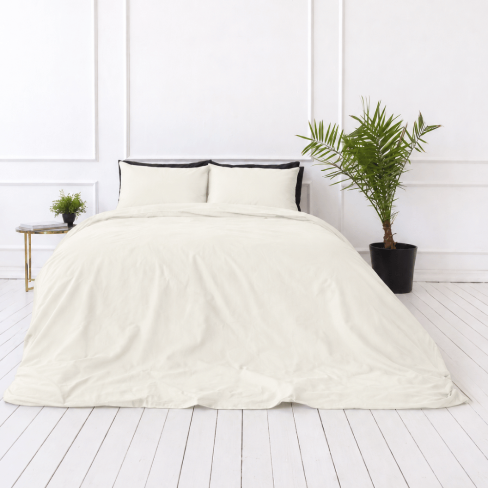 Premium satīns „Snow White sateen“. Mako satīna gultas veļa, 140x200 cm, 150x200 cm, 160x200 cm, 180x200 cm, 200x200 cm, 200x220 cm, 220x240 cm. Minimālistiska dizaina gultas veļas komplekts ar vieglu krēmkrāsas nokrāsu.
