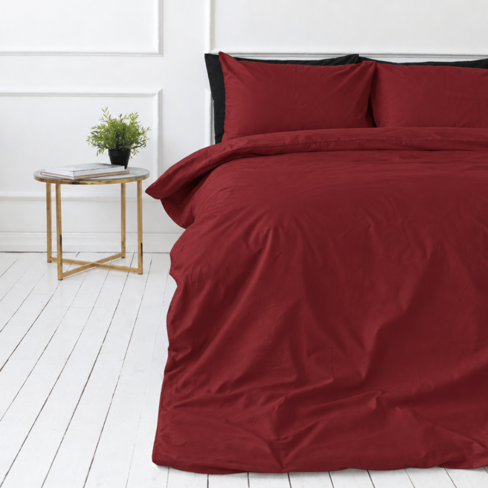 Premium satīns „Sun-dried Tomato sateen“. Mako satīna gultas veļa, 140x200 cm, 150x200 cm, 160x200 cm, 180x200 cm, 200x200 cm, 200x220 cm, 220x240 cm. Tumši sarkana gultas veļa bez raksta un kontrastējošām detaļām.