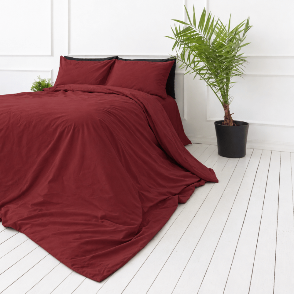 Premium satīns „Sun-dried Tomato sateen“. Mako satīna gultas veļa, 140x200 cm, 150x200 cm, 160x200 cm, 180x200 cm, 200x200 cm, 200x220 cm, 220x240 cm. Bordo krāsas segas pārvalks un spilvendrānas.