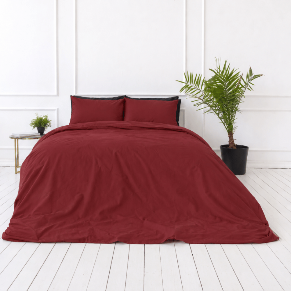 Premium satīns „Sun-dried Tomato sateen“. Mako satīna gultas veļa, 140x200 cm, 150x200 cm, 160x200 cm, 180x200 cm, 200x200 cm, 200x220 cm, 220x240 cm. Minimālistiska dizaina gultas veļas komplekts pieklusinātā vīnsarkanā tonī.