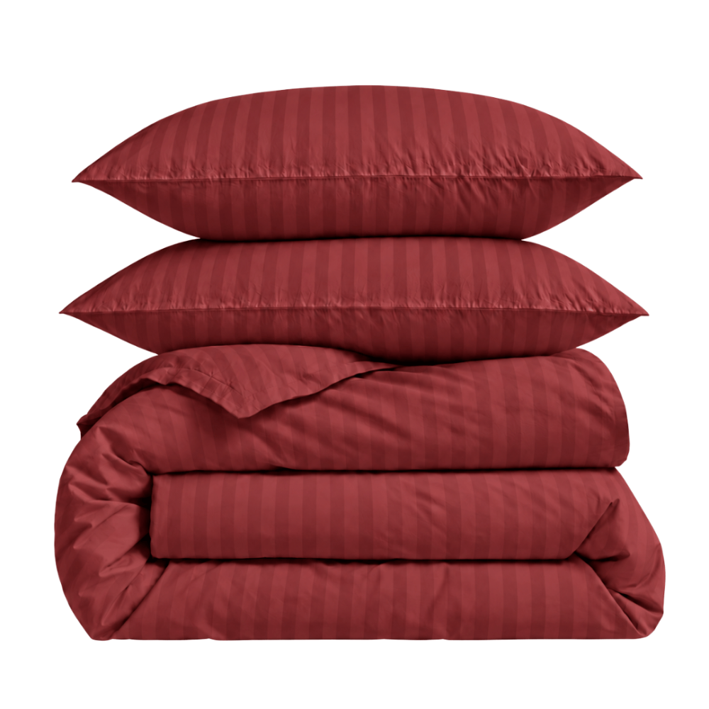 Premium satīns „Sun-dried Tomato Stripe Sateen“. Mako satīna gultas veļa, 140x200 cm, 150x200 cm, 160x200 cm, 180x200 cm, 200x200 cm, 200x220 cm, 220x240 cm. Bordo krāsas gultas veļas komplekts ar neuzkrītošu svītru rakstu. Premium satīns „Sun-dried Tomato Stripe Sateen“. Mako satīna gultas veļa, 140x200 cm, 150x200 cm, 160x200 cm, 180x200 cm, 200x200 cm, 200x220 cm, 220x240 cm. Bordo krāsas gultas veļas komplekts ar neuzkrītošu svītru rakstu.