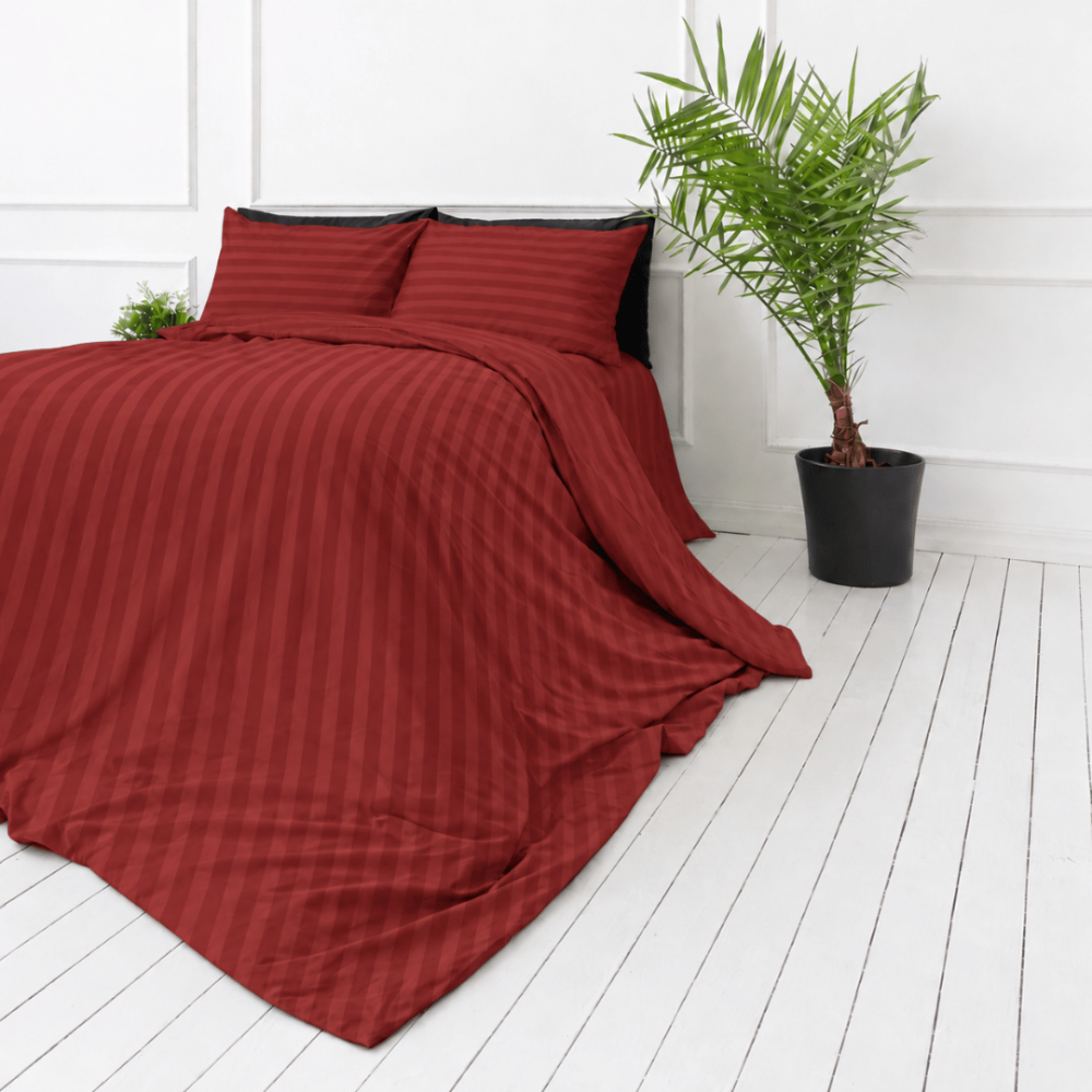 Premium satīns „Sun-dried Tomato Stripe Sateen“. Mako satīna gultas veļa, 140x200 cm, 150x200 cm, 160x200 cm, 180x200 cm, 200x200 cm, 200x220 cm, 220x240 cm. Bordo krāsas segas pārvalks ar vertikālām svītrām. Premium satīns „Sun-dried Tomato Stripe Sateen“. Mako satīna gultas veļa, 140x200 cm, 150x200 cm, 160x200 cm, 180x200 cm, 200x200 cm, 200x220 cm, 220x240 cm. Bordo krāsas segas pārvalks ar vertikālām svītrām.
