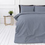 Premium satīns „Tradewinds sateen“. Mako satīna gultas veļa, 140x200 cm, 150x200 cm, 160x200 cm, 180x200 cm, 200x200 cm, 200x220 cm, 220x240 cm. Gultas veļa pieklusinātā zilganpelēkā tonī bez raksta.