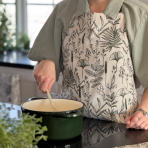 Priekšauts „Ralph apron“. Priekšauti. Priekšauts ar smalkiem pelēkzaļiem lapu un augu motīviem Priekšauts „Ralph apron“. Priekšauti. Priekšauts ar smalkiem pelēkzaļiem lapu un augu motīviem
