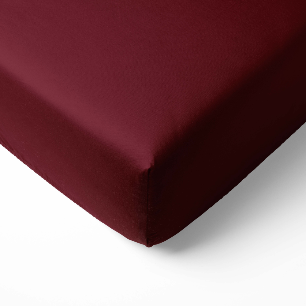 Satīna palagi bez gumijas „Maroon“. Palags bez gumijas, 150x220 cm, 200x220 cm, 220x260 cm. Tumši sarkanā palags bez gumijas, nodrošinot komfortu un stilīgu guļamistabas vidi.