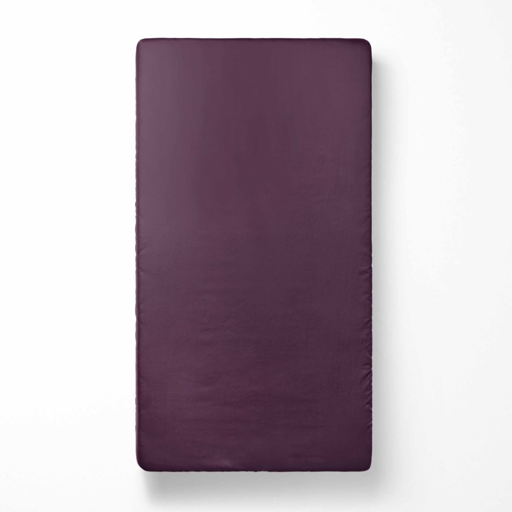 Satīna palagi bez gumijas „Plum glow“. Palags bez gumijas, 150x220 cm, 200x220 cm, 220x260 cm. Bagātīgs plūmju krāsas palags, mīksts un gluds ērtam nakts miegam.