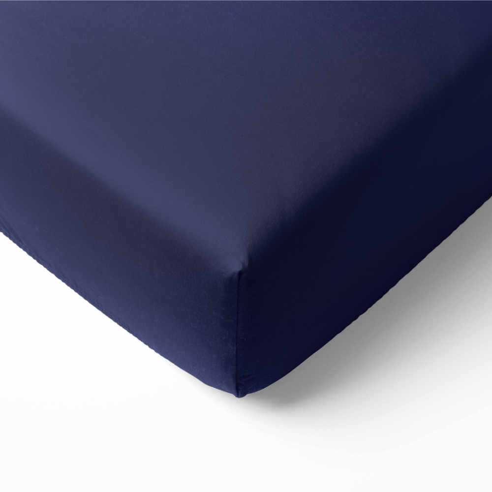 Satīna palags ar gumiju „Blue glow“. Palagi ar gumiju, 90x200 cm, 140x200 cm, 160x200 cm, 180x200 cm. Eleganta tumši zila gultasveļa, ideāli piemērota, lai radītu mierīgu un stilīgu miega vidi.