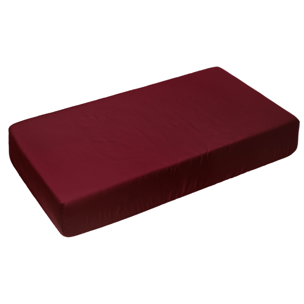 Satīna palags ar gumiju „Maroon“. Palags ar gumiju 90x200, 90x200 cm, 140x200 cm, 160x200 cm, 180x200 cm. Tumši sarkanā palags ar gumiju, kas piešķir eleganci un siltumu jūsu guļamistabai.
