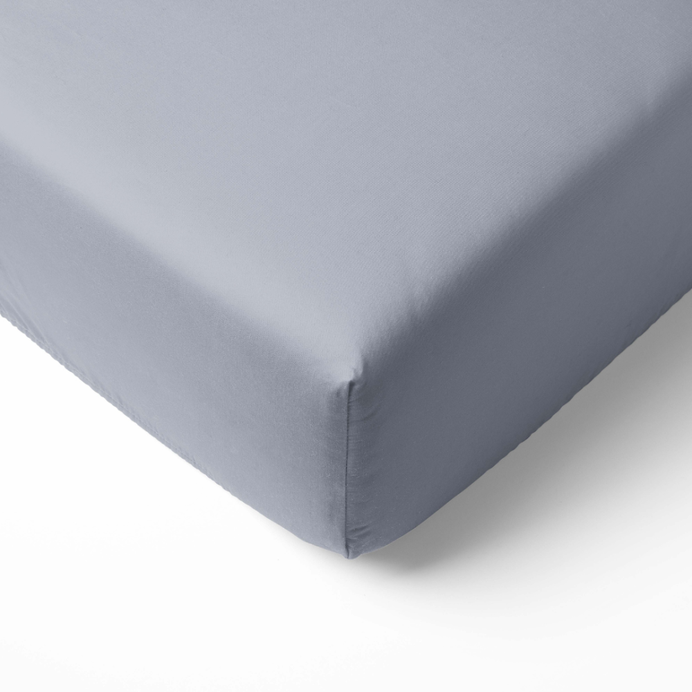 Satīna palags ar gumiju „Moon Grey Satin fitted sheet“. Palags ar gumiju 160x200, 90x200 cm, 140x200 cm, 160x200 cm, 180x200 cm. Pasteļpelēks palags bez jebkādiem rakstiem