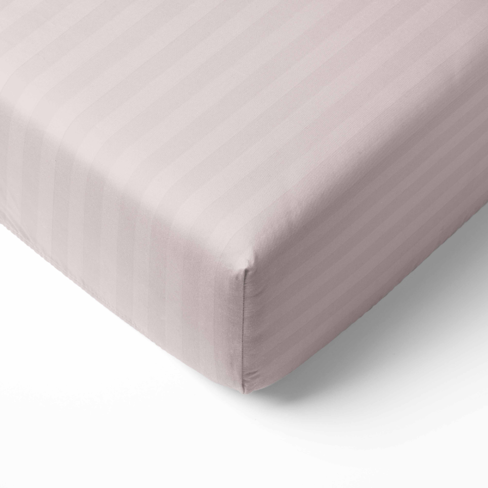 Satīna palags ar gumiju „Seashell Pink Stripe Satin fitted sheet“. Palags ar gumiju 160x200, 90x200 cm, 140x200 cm, 160x200 cm, 180x200 cm