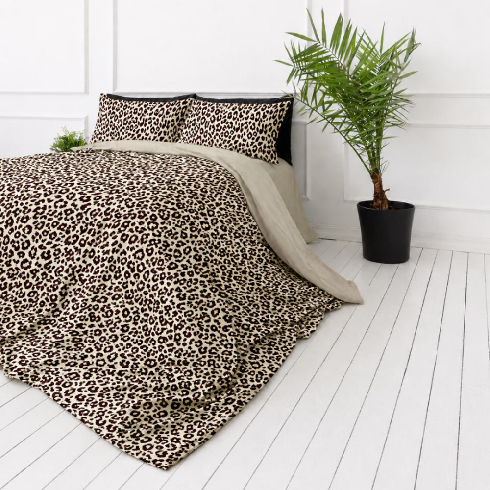 Satīna gultas veļa „Exotic Leopard“. Rakstaina gultas veļa, 140x200 cm, 200x200 cm, 200x220 cm. Smilšu krāsas gultas veļas komplekts ar melni brūniem leoparda motīviem Satīna gultas veļa „Exotic Leopard“. Rakstaina gultas veļa, 140x200 cm, 200x200 cm, 200x220 cm. Smilšu krāsas gultas veļas komplekts ar melni brūniem leoparda motīviem