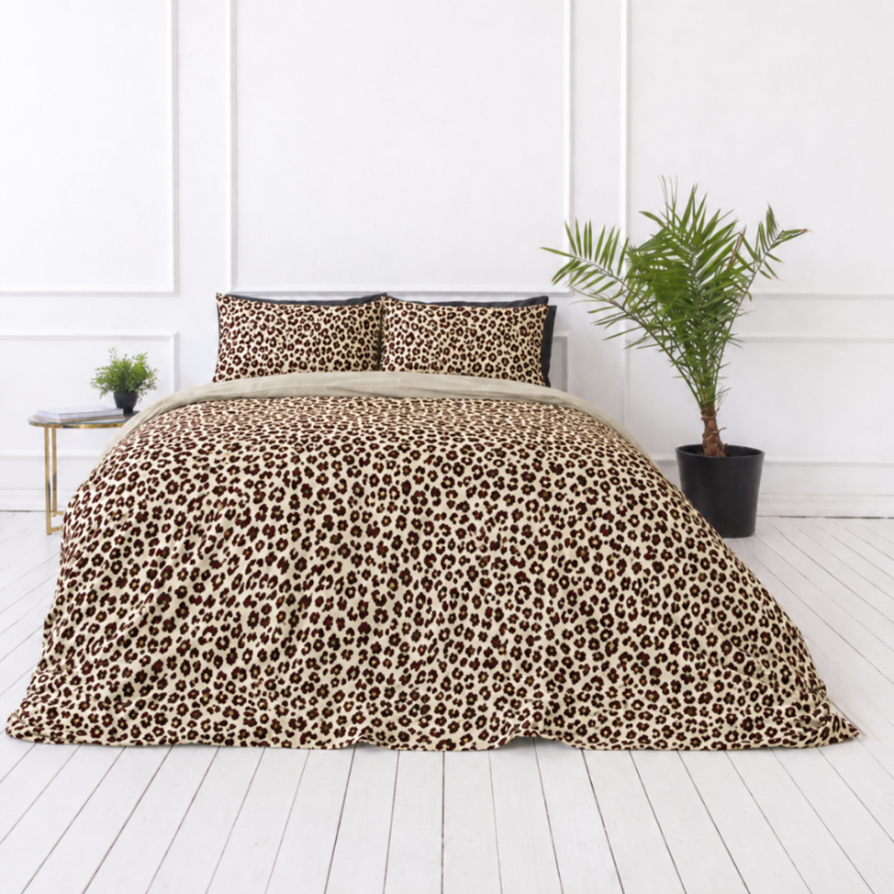 Satīna gultas veļa „Exotic Leopard“. Rakstaina gultas veļa, 140x200 cm, 200x200 cm, 200x220 cm. Dzīvnieku raksta kokvilnas satīna gultas veļa ar gaišu pamatu Satīna gultas veļa „Exotic Leopard“. Rakstaina gultas veļa, 140x200 cm, 200x200 cm, 200x220 cm. Dzīvnieku raksta kokvilnas satīna gultas veļa ar gaišu pamatu