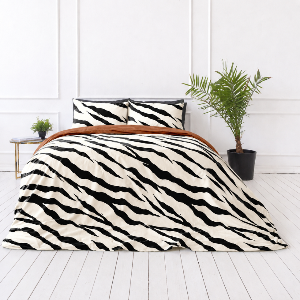 Satīna gultas veļa „Exotic Zebra“. Balta gultasveļa, 140x200 cm, 200x200 cm, 200x220 cm. Dzīvnieku raksta kokvilnas satīna gultas veļa ar melnām svītrām Satīna gultas veļa „Exotic Zebra“. Balta gultasveļa, 140x200 cm, 200x200 cm, 200x220 cm. Dzīvnieku raksta kokvilnas satīna gultas veļa ar melnām svītrām
