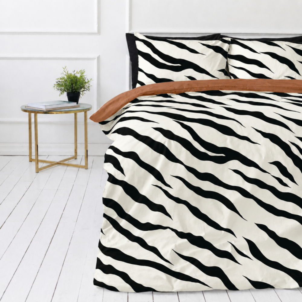 Satīna gultas veļa „Exotic Zebra“. Balta gultasveļa, 140x200 cm, 200x200 cm, 200x220 cm. Kokvilnas satīna gultas veļas komplekts ar melnbaltu zebras rakstu Satīna gultas veļa „Exotic Zebra“. Balta gultasveļa, 140x200 cm, 200x200 cm, 200x220 cm. Kokvilnas satīna gultas veļas komplekts ar melnbaltu zebras rakstu