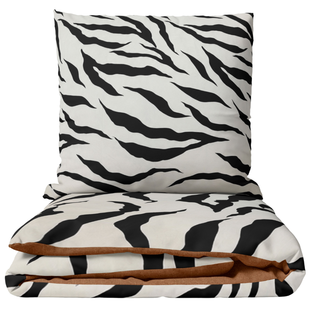 Satīna gultas veļa „Exotic Zebra“. Balta gultasveļa, 140x200 cm, 200x200 cm, 200x220 cm. Balta gultas veļa ar melnu zebras rakstu un brūnu iekšpuses akcentu Satīna gultas veļa „Exotic Zebra“. Balta gultasveļa, 140x200 cm, 200x200 cm, 200x220 cm. Balta gultas veļa ar melnu zebras rakstu un brūnu iekšpuses akcentu