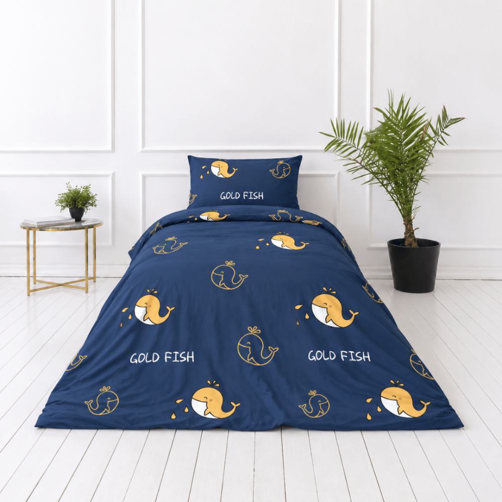Satīna gultas veļa „Gold Fish“. Rakstaina gultas veļa, 140x200 cm. Zils gultas veļas komplekts ar dzeltenām vaļu kontūrām un gaišām detaļām. Satīna gultas veļa „Gold Fish“. Rakstaina gultas veļa, 140x200 cm. Zils gultas veļas komplekts ar dzeltenām vaļu kontūrām un gaišām detaļām.