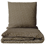 Satīna gultas veļa „Frisson“. Rakstaina gultas veļa, 140x200 cm, 150x200 cm, 160x200 cm, 180x200 cm, 200x200 cm, 200x220 cm. Tumši brūns gultas veļas komplekts ar smalku baltu ziediņu rakstu.