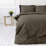 Satīna gultas veļa „Frisson“. Rakstaina gultas veļa, 140x200 cm, 150x200 cm, 160x200 cm, 180x200 cm, 200x200 cm, 200x220 cm. Smalks tumši brūns gultas veļas komplekts ar blīvu mazu balto ziediņu motīvu.