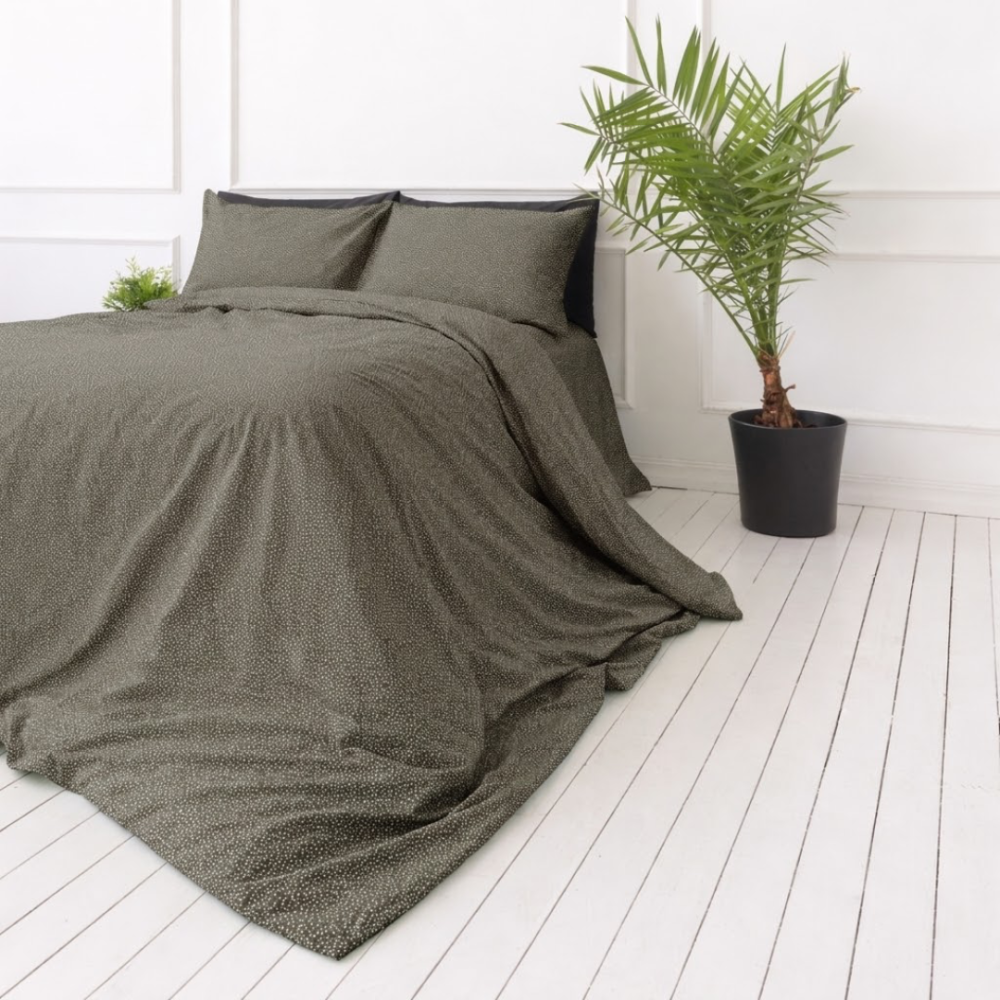 Satīna gultas veļa „Frisson“. Rakstaina gultas veļa, 140x200 cm, 150x200 cm, 160x200 cm, 180x200 cm, 200x200 cm, 200x220 cm. Elegants brūns gultas veļas komplekts ar ļoti smalku baltu ziediņu dizainu.