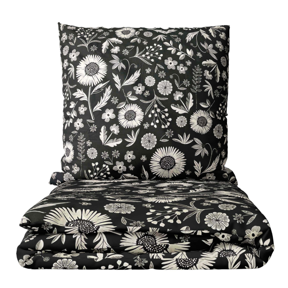Satīna gultas veļa „Night Flowers“. Satīna gultas veļa, 140x200 cm, 200x200 cm, 200x220 cm. Stilīgs melns gultasveļas komplekts, ko rotā maigi balti lauku ziedi.