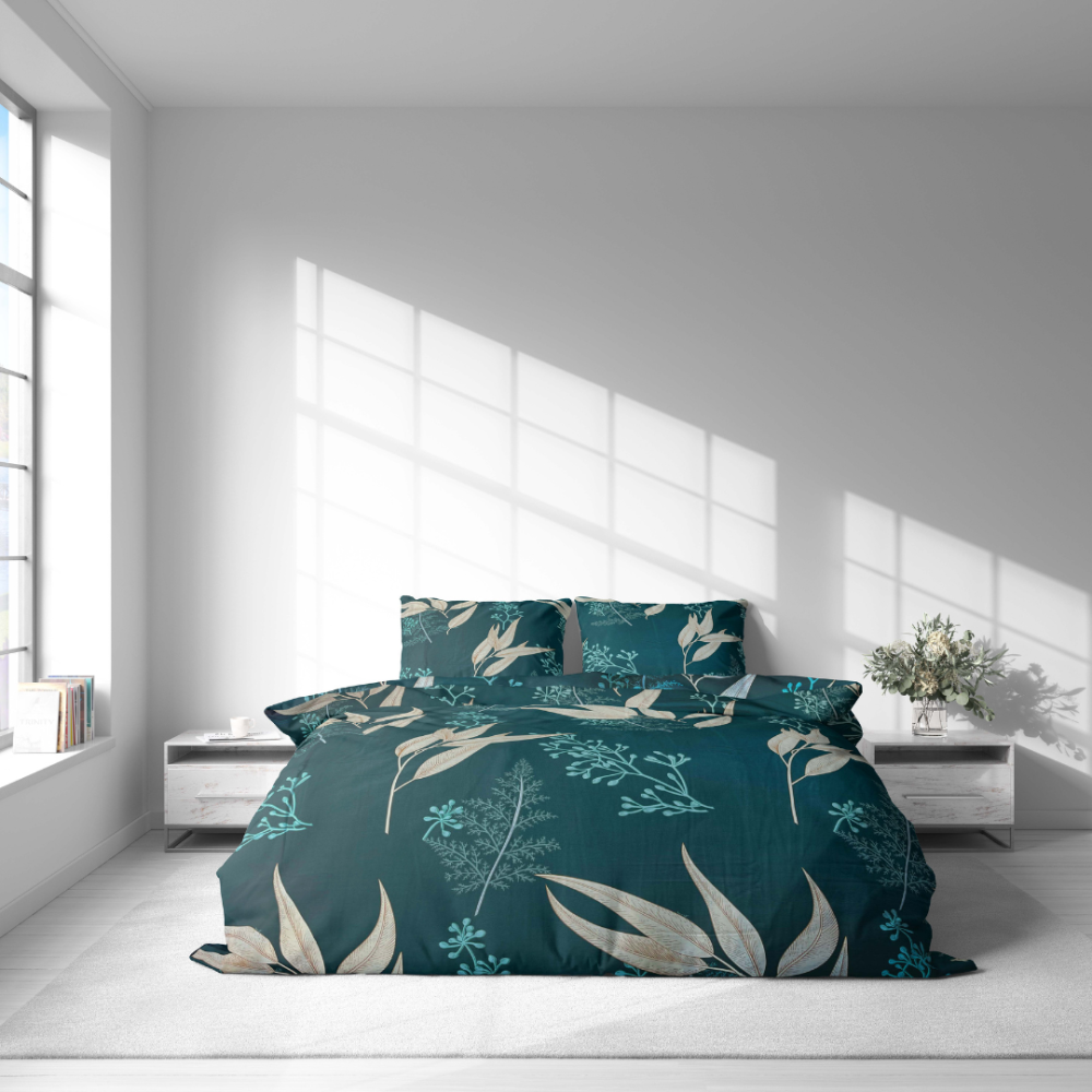Satīna gultas veļa "Premium Verdure". Satīna gultas veļa, 140x200 cm, 200x200 cm, 200x220 cm. Elegants tumši zaļš gultasveļas komplekts ar sarežģītiem ziedu rakstiem, kas lieliski piemērots mierīgai un izsmalcinātai guļamistabas atmosfērai.