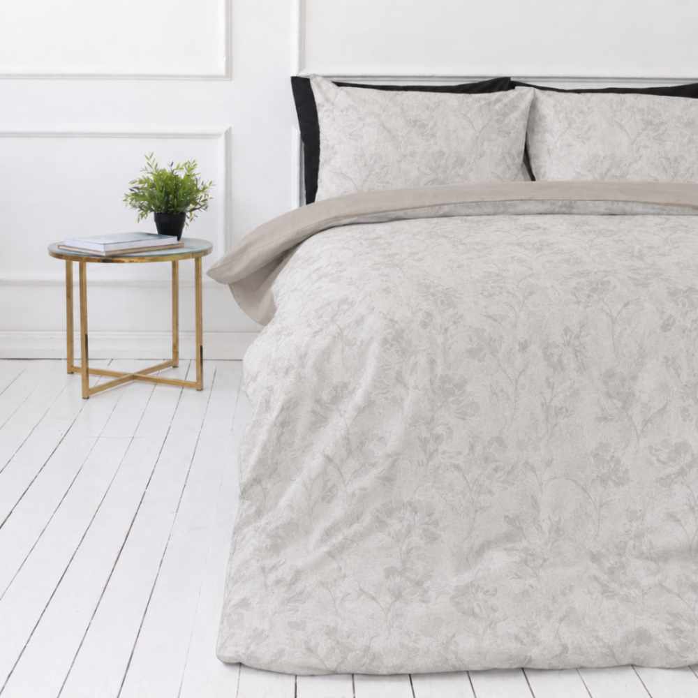 Satīna gultas veļa „Sand Damask“. Rakstaina gultas veļa, 140x200 cm, 200x200 cm, 200x220 cm. Smilšu krāsas kokvilnas satīna gultas veļas komplekts ar smalku ziedu damaska rakstu un melniem akcentiem. Satīna gultas veļa „Sand Damask“. Rakstaina gultas veļa, 140x200 cm, 200x200 cm, 200x220 cm. Smilšu krāsas kokvilnas satīna gultas veļas komplekts ar smalku ziedu damaska rakstu un melniem akcentiem.