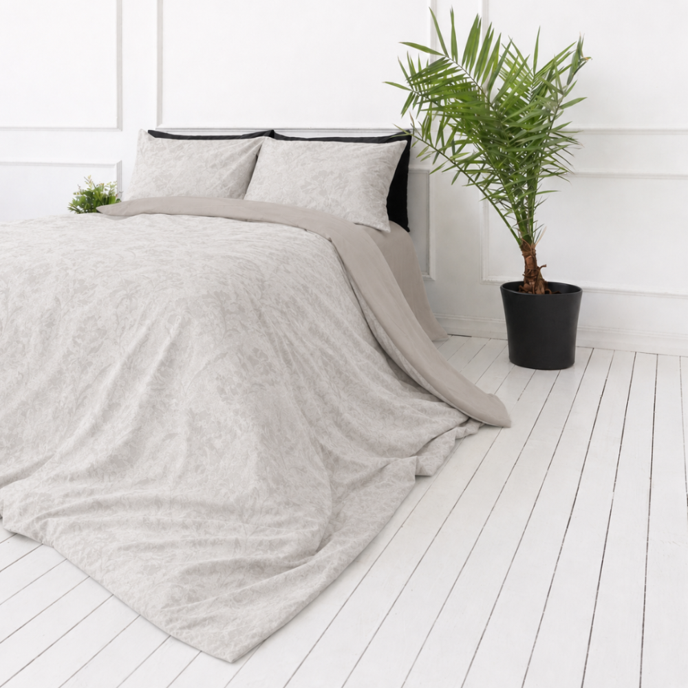 Satīna gultas veļa „Sand Damask“. Rakstaina gultas veļa, 140x200 cm, 200x200 cm, 200x220 cm. Elegants krēmkrāsas kokvilnas satīna gultas veļas komplekts ar maigu augu ornamentu un kontrastējošām melnām detaļām. Satīna gultas veļa „Sand Damask“. Rakstaina gultas veļa, 140x200 cm, 200x200 cm, 200x220 cm. Elegants krēmkrāsas kokvilnas satīna gultas veļas komplekts ar maigu augu ornamentu un kontrastējošām melnām detaļām.