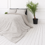 Satīna gultas veļa „Sand Damask“. Rakstaina gultas veļa, 140x200 cm, 200x200 cm, 200x220 cm. Elegants krēmkrāsas kokvilnas satīna gultas veļas komplekts ar maigu augu ornamentu un kontrastējošām melnām detaļām. Satīna gultas veļa „Sand Damask“. Rakstaina gultas veļa, 140x200 cm, 200x200 cm, 200x220 cm. Elegants krēmkrāsas kokvilnas satīna gultas veļas komplekts ar maigu augu ornamentu un kontrastējošām melnām detaļām.