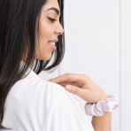 Zīda matu gumija „Luxe Pink“. Juvelierizstrādājumi. Pasteļrozā krāsas zīda matu gumija bez raksta