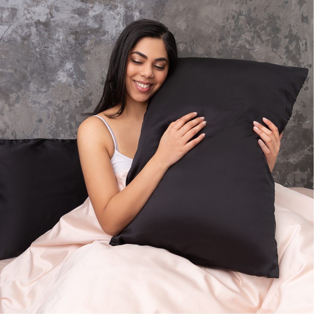 Zīda spilvendrāna „Obsidian Silk“. Zīda spilvendrāna. Augstas kvalitātes melns zīda spilvena pārvalks, kas nodrošina izcilu komfortu un patīkamu pieskārienu.