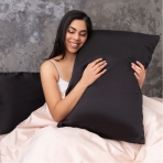 Zīda spilvendrāna „Obsidian Silk“. Zīda spilvendrāna. Augstas kvalitātes melns zīda spilvena pārvalks, kas nodrošina izcilu komfortu un patīkamu pieskārienu.