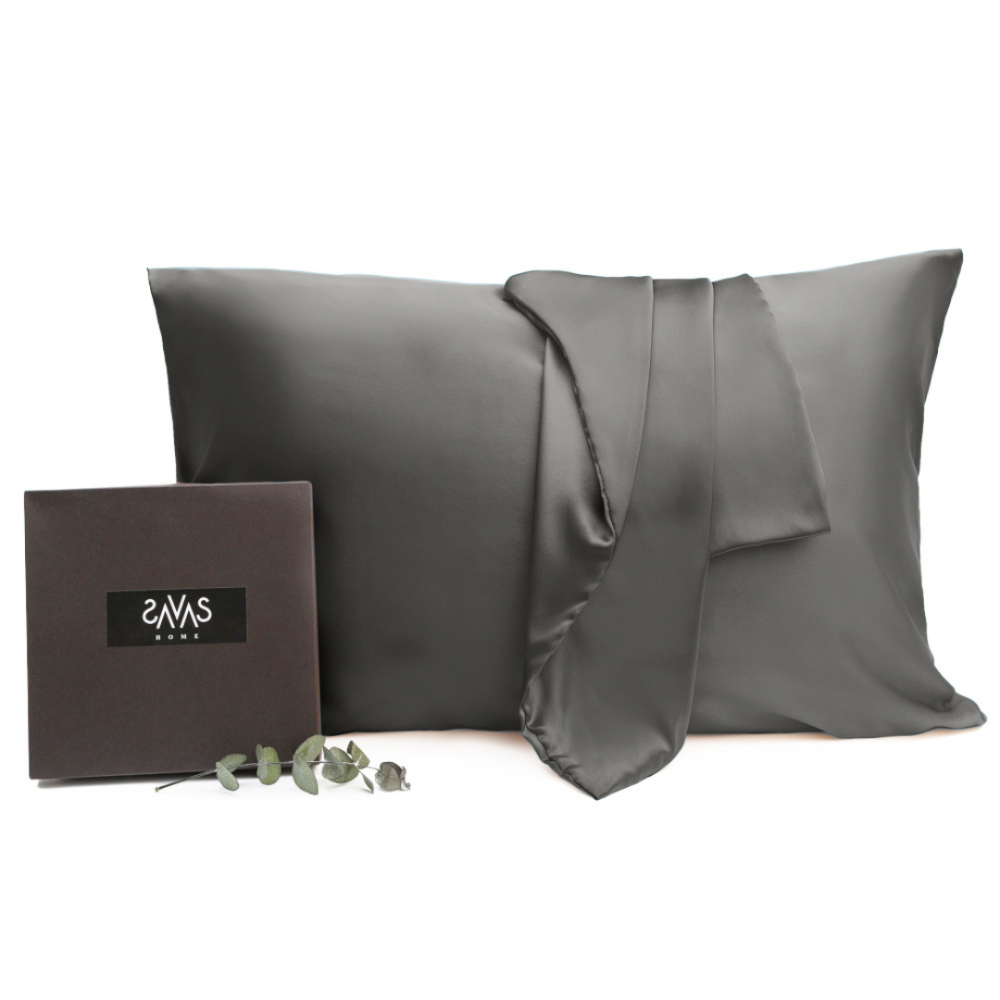 Zīda spilvendrāna „Storm“. Zīda spilvendrāna. Elegants pelēks zīda spilvendrāna, kas piedāvā maigu, greznu pieskārienu mierīgai un atsvaidzinošai miega pieredzei.