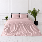 Zīda gultas veļas komplekts „Antico Silk“. Vienkrāsaina gultas veļa, 200x220 cm. Maigi rozā zīda gultas veļa ar gludu un spīdīgu dizainu Zīda gultas veļas komplekts „Antico Silk“. Vienkrāsaina gultas veļa, 200x220 cm. Maigi rozā zīda gultas veļa ar gludu un spīdīgu dizainu