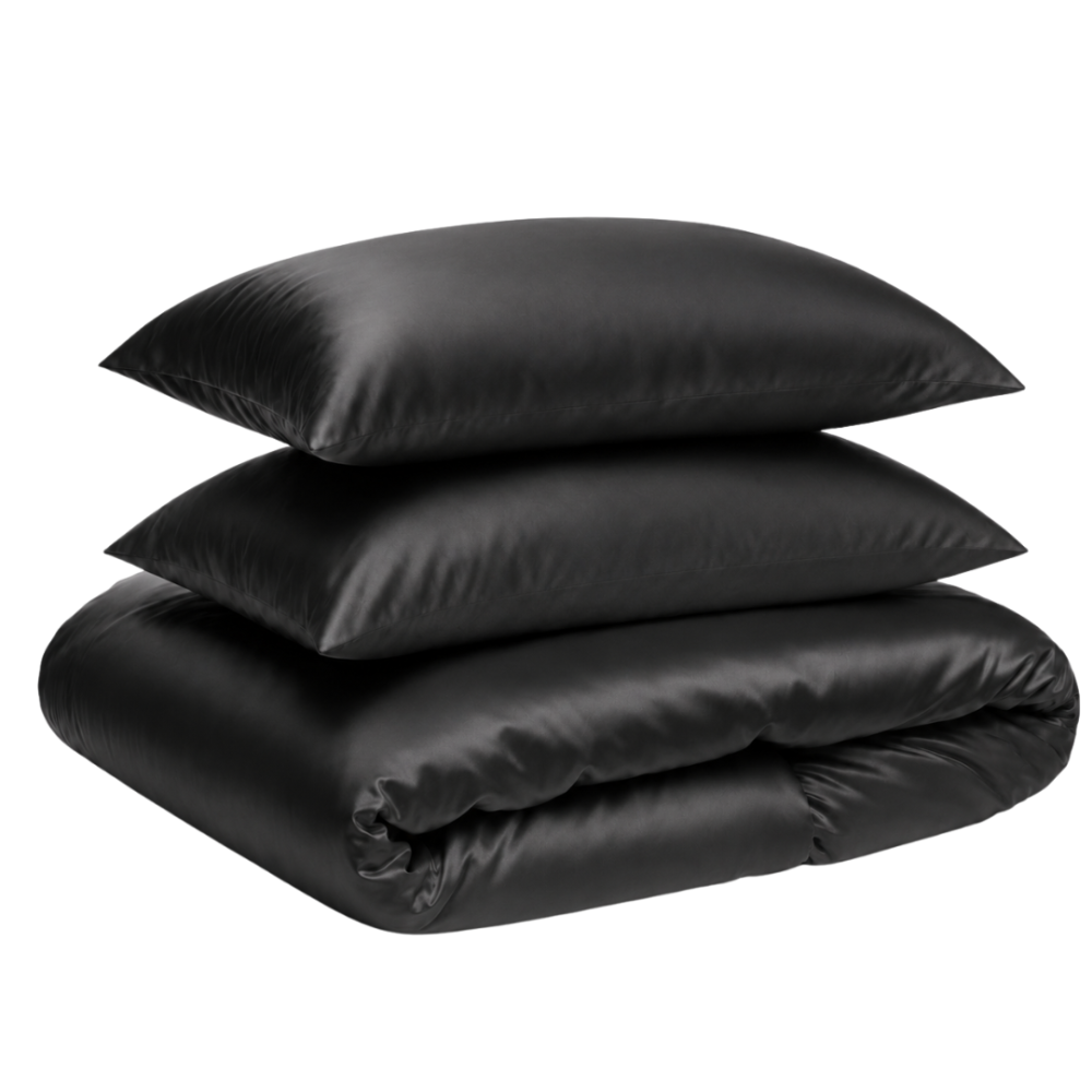 Zīda gultas veļas komplekts „Onyx Silk“. Vienkrāsaina gultas veļa, 200x220 cm. Melns zīda gultas veļas komplekts ar spīdīgu satīna tekstūru un elegantiem gludiem spilveniem. Zīda gultas veļas komplekts „Onyx Silk“. Vienkrāsaina gultas veļa, 200x220 cm. Melns zīda gultas veļas komplekts ar spīdīgu satīna tekstūru un elegantiem gludiem spilveniem.