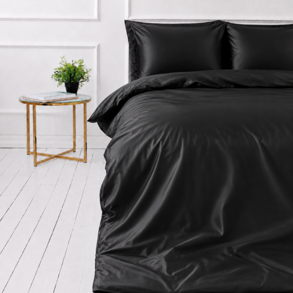 Zīda gultas veļas komplekts „Onyx Silk“. Vienkrāsaina gultas veļa, 200x220 cm. Grezns melnas krāsas zīda gultas veļas komplekts ar dziļu spīdumu un maigām krokām. Zīda gultas veļas komplekts „Onyx Silk“. Vienkrāsaina gultas veļa, 200x220 cm. Grezns melnas krāsas zīda gultas veļas komplekts ar dziļu spīdumu un maigām krokām.