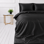 Zīda gultas veļas komplekts „Onyx Silk“. Vienkrāsaina gultas veļa, 200x220 cm. Grezns melnas krāsas zīda gultas veļas komplekts ar dziļu spīdumu un maigām krokām. Zīda gultas veļas komplekts „Onyx Silk“. Vienkrāsaina gultas veļa, 200x220 cm. Grezns melnas krāsas zīda gultas veļas komplekts ar dziļu spīdumu un maigām krokām.