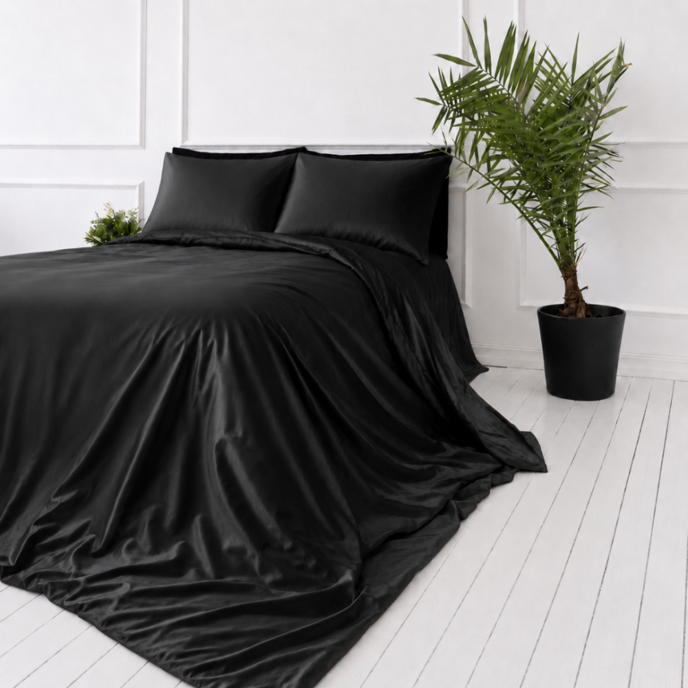 Zīda gultas veļas komplekts „Onyx Silk“. Vienkrāsaina gultas veļa, 200x220 cm. Minimālistisks melns satīna gultas veļas komplekts, kas izstaro greznību un maigu zīda tekstūru. Zīda gultas veļas komplekts „Onyx Silk“. Vienkrāsaina gultas veļa, 200x220 cm. Minimālistisks melns satīna gultas veļas komplekts, kas izstaro greznību un maigu zīda tekstūru.