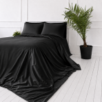 Zīda gultas veļas komplekts „Onyx Silk“. Vienkrāsaina gultas veļa, 200x220 cm. Minimālistisks melns satīna gultas veļas komplekts, kas izstaro greznību un maigu zīda tekstūru. Zīda gultas veļas komplekts „Onyx Silk“. Vienkrāsaina gultas veļa, 200x220 cm. Minimālistisks melns satīna gultas veļas komplekts, kas izstaro greznību un maigu zīda tekstūru.