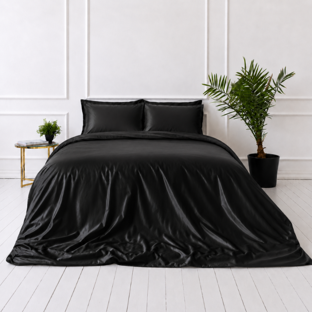 Zīda gultas veļas komplekts „Onyx Silk“. Vienkrāsaina gultas veļa, 200x220 cm. Elegants melnas krāsas zīda gultas veļas komplekts ar bagātīgu spīdumu un gludu virsmu. Zīda gultas veļas komplekts „Onyx Silk“. Vienkrāsaina gultas veļa, 200x220 cm. Elegants melnas krāsas zīda gultas veļas komplekts ar bagātīgu spīdumu un gludu virsmu.