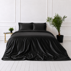 Zīda gultas veļas komplekts „Onyx Silk“. Vienkrāsaina gultas veļa, 200x220 cm. Elegants melnas krāsas zīda gultas veļas komplekts ar bagātīgu spīdumu un gludu virsmu. Zīda gultas veļas komplekts „Onyx Silk“. Vienkrāsaina gultas veļa, 200x220 cm. Elegants melnas krāsas zīda gultas veļas komplekts ar bagātīgu spīdumu un gludu virsmu.