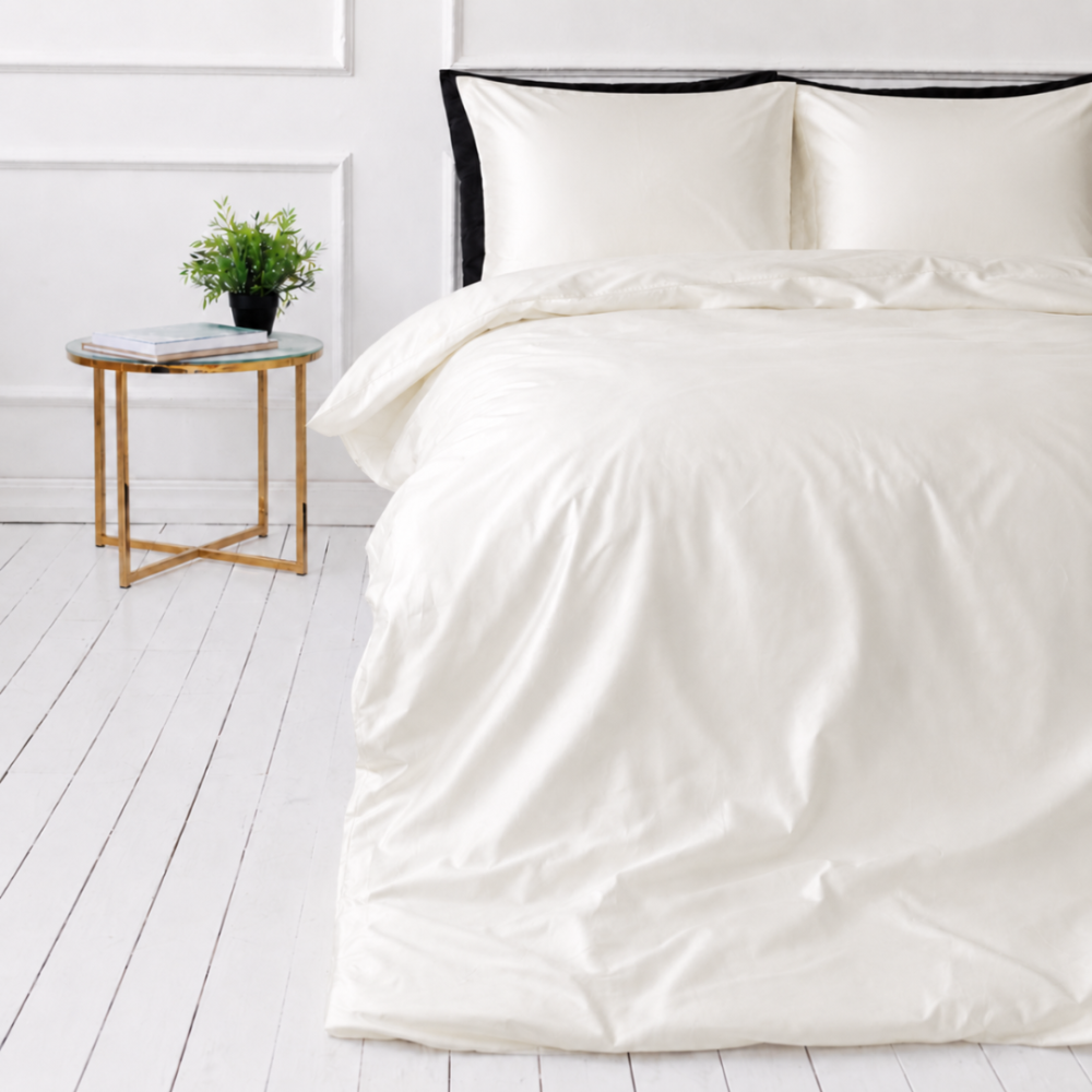 Zīda gultas veļas komplekts „Pearl White Silk“. Vienkrāsaina gultas veļa, 200x220 cm. Maigi ziloņkaula nokrāsas minimālistisks gultas veļas komplekts.