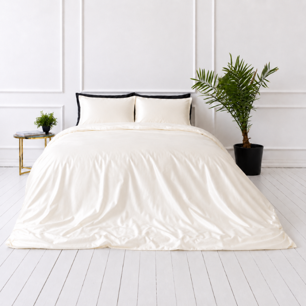 Zīda gultas veļas komplekts „Pearl White Silk“. Vienkrāsaina gultas veļa, 200x220 cm. Silti krēmkrāsas grezns gultas veļas komplekts.