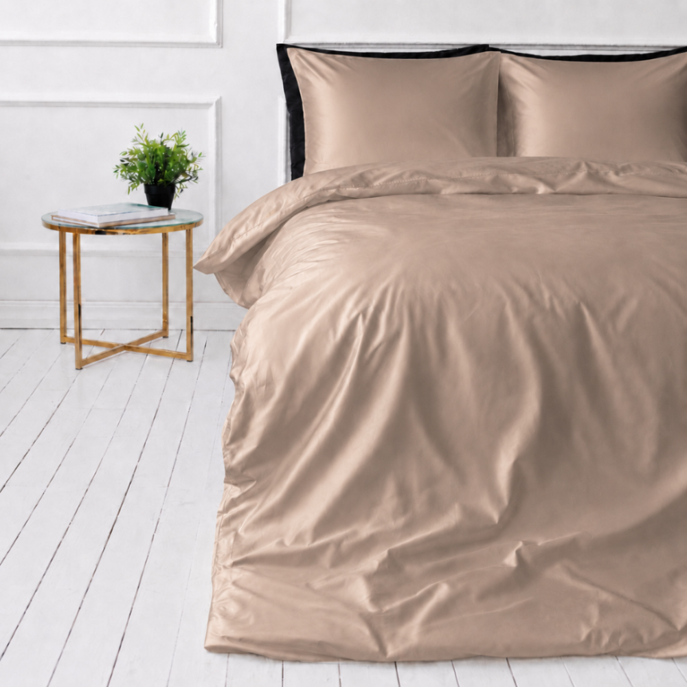 Zīda gultas veļas komplekts „Saddle Silk“. Gultas veļas komplekti, 200x200 cm, 200x220 cm. Gaiši bēšbrūns gultas veļas komplekts ar minimālistisku vienkrāsainu dizainu