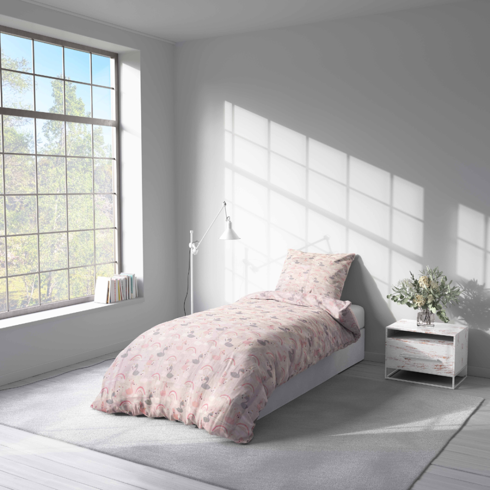Gultas veļas komplekts "Swan Dreams". Bērnu gultas veļa, 140x200 cm. Bērnu gultasveļas komplekts ar gulbēm un maigiem rozā toņiem, papildināts ar varavīksnes krāsām.